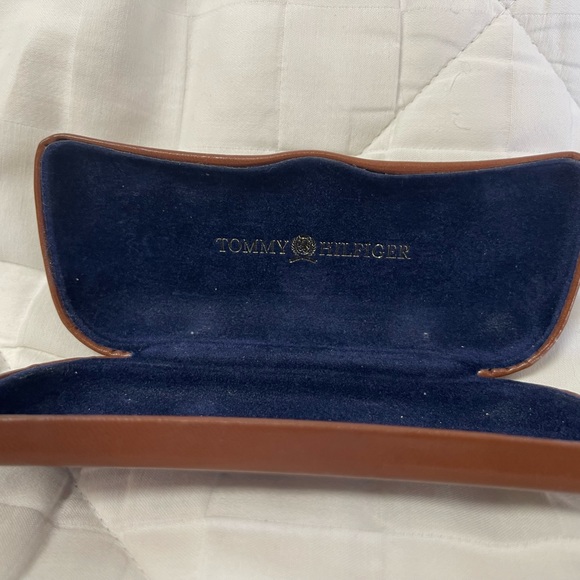 TOMMY HILFIGER Hardshell SLIM glasses case. Tan - Picture 5 of 6